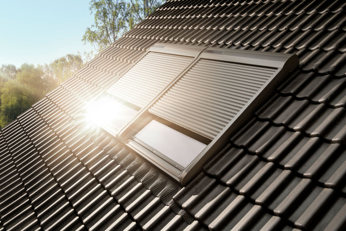 Rolluiken op zonne-energie plaatsen op dakvenster