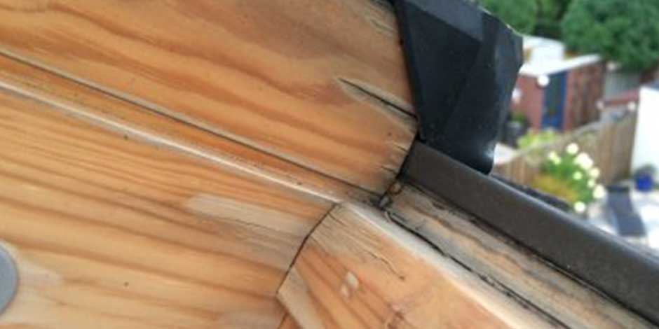 rot hout aan dakraam